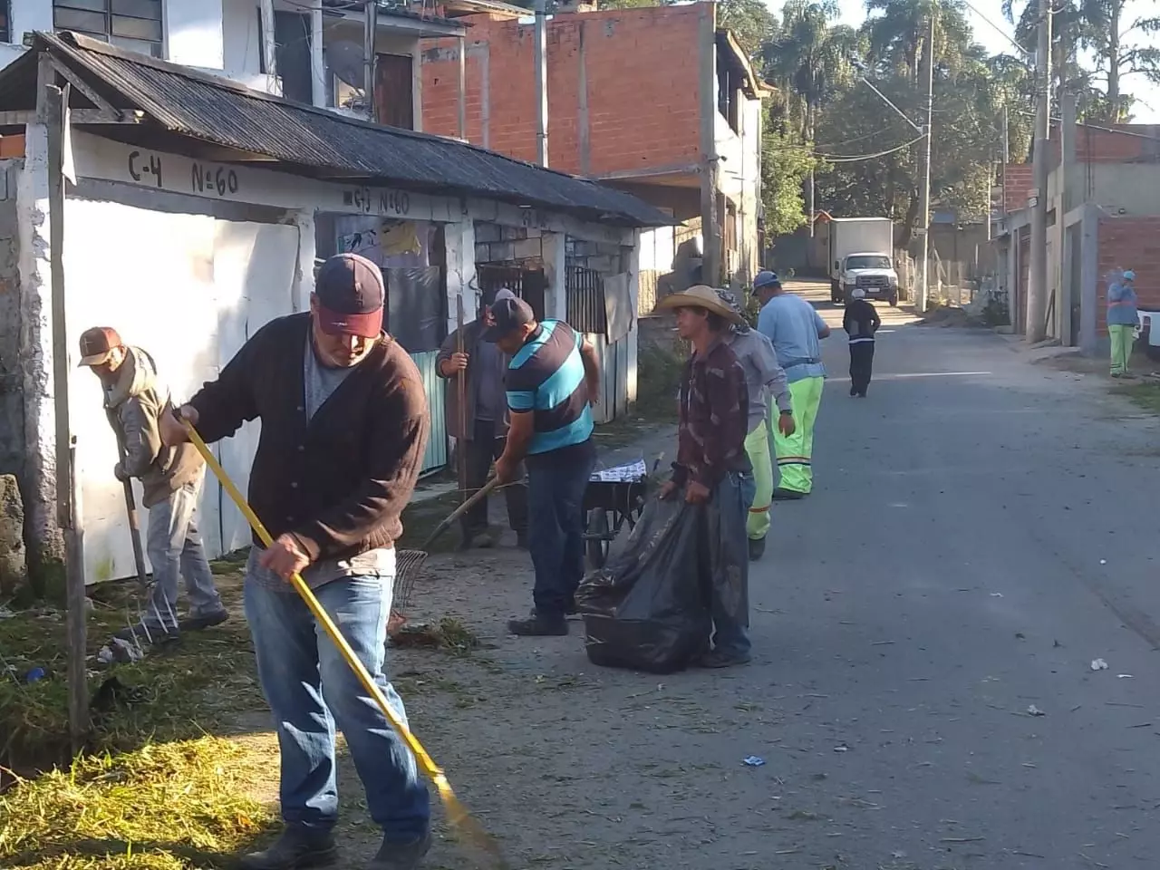 Serviços de limpeza e roçagem são executados em diversos pontos da cidade